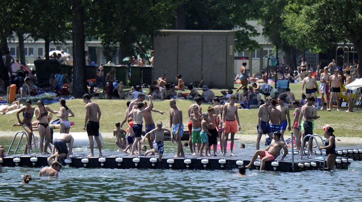 Besucher des Strandbad Gänsehäufel in Wien-Donaustadt