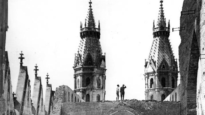 Zwei Menschen am Dach des ausgebrannten Stephansdoms im Jahr 1945