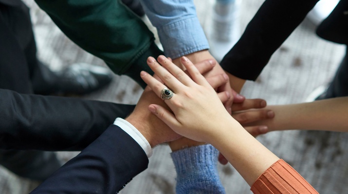 Hände übereinander