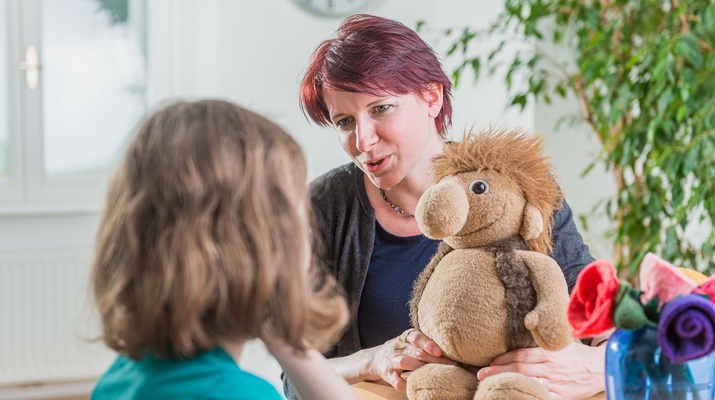 Frau mit Stofftier