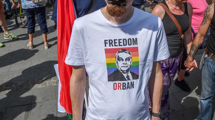 Anti-Orban-T-Shirt auf einer Demonstration in Ungarn