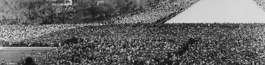 Marian Anderson (1897–1993), (unten links), während ihres historischen Konzerts auf den Stufen des Lincoln Memorials, als sie am Ostersonntag, dem 9. April 1939, vor einer Menge von Tausenden von Menschen singt.