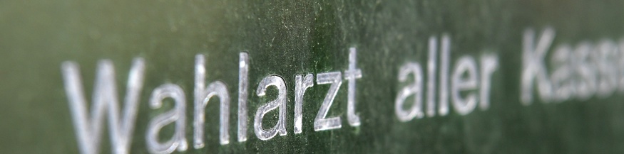 ROLAND SCHLAGER/APA/PICTUREDESK.COM Wahlarzt Schild