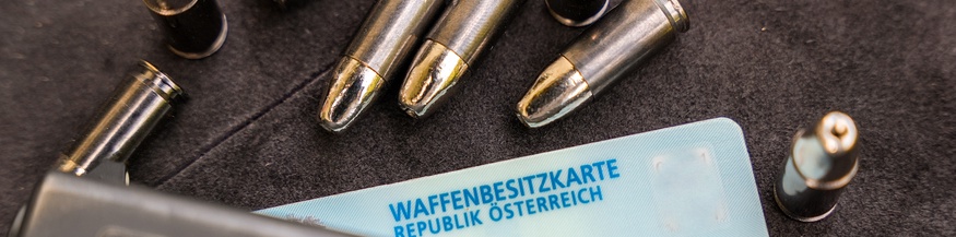 Waffenbesitzkarte mit Waffe und Munition 