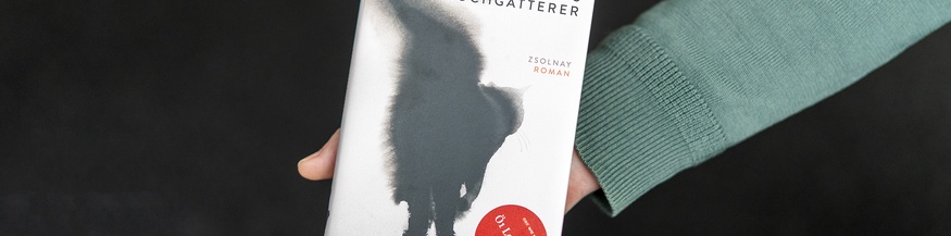 Das Buch "Mio und die Unsterblichkeit" wird in die Kamera von einer Männerhand gehalten