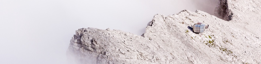 Biwakhütte im Nebel