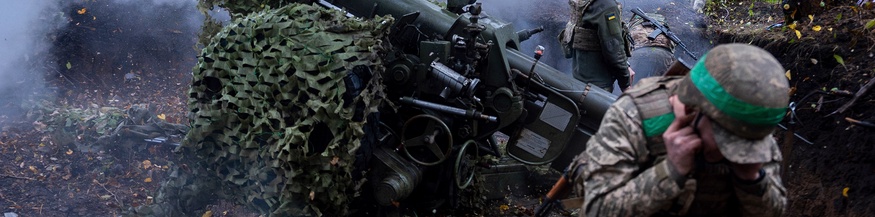 Ukrainische Haubitze und Soldaten
