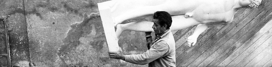 Mann trägt Requisit in der Filmstadt Cinecittà, 1979