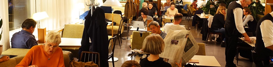 Gäste im Cafe Prückel