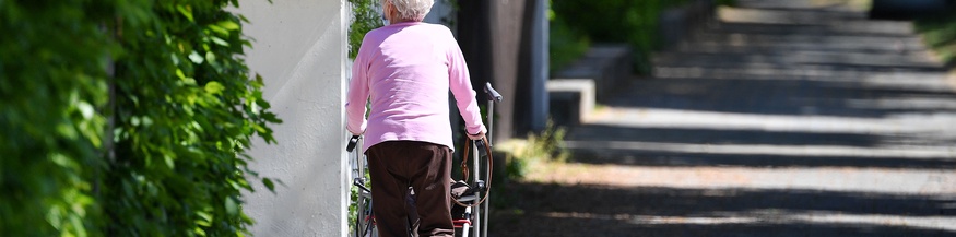 Alte Dame unterwegs mit Rollator