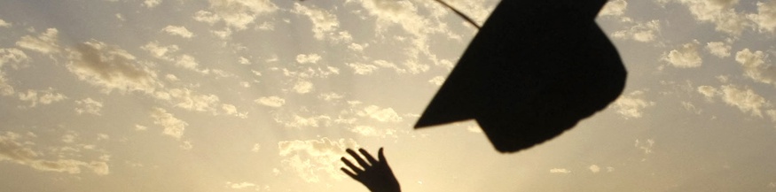 Graduationsfeier; fliegender Studentenhut