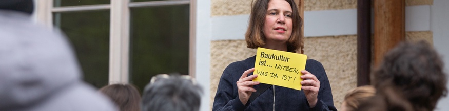 Anneke Essl hält ein Schild in der Hand