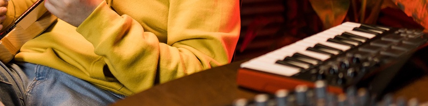 Musiker nimmt zuhause Musik auf, Mischpult, Keyboard