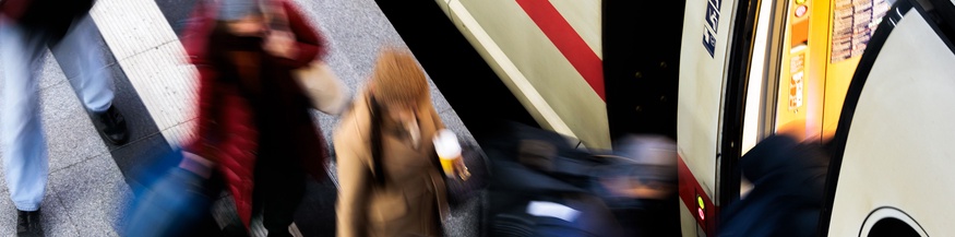 Passagiere steigen in einen ICE in Deutschland