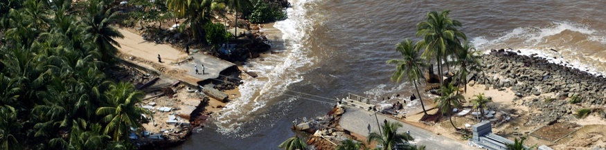 Zerstörte Straße nach Tsunami, 2004