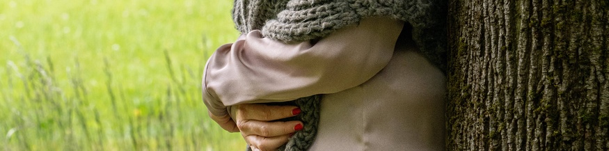 Oberkörper einer nachdenklichen Frau