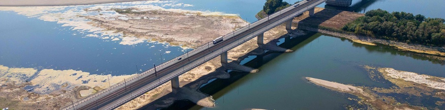 Brücke über die Donau in Bulgarien: niedriger Wasserstand