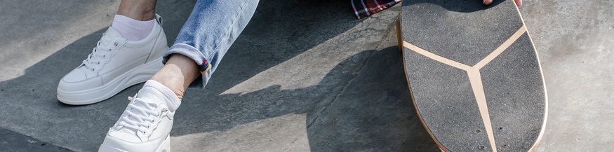 Frau mit Skateboard