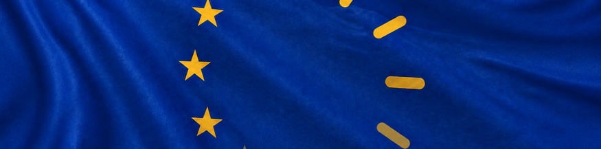Eine EU-Flagge mit Ziffernblatt