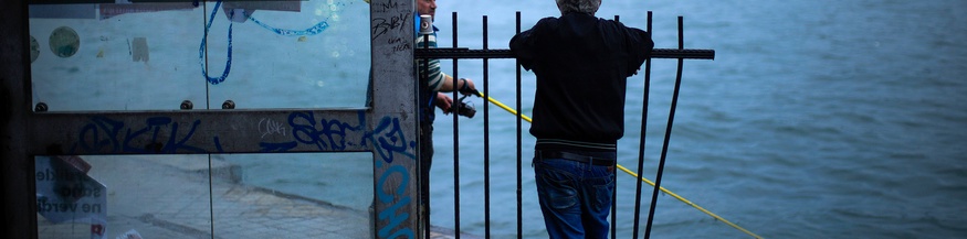 Mann blickt auf den Bosporus, Istanbul