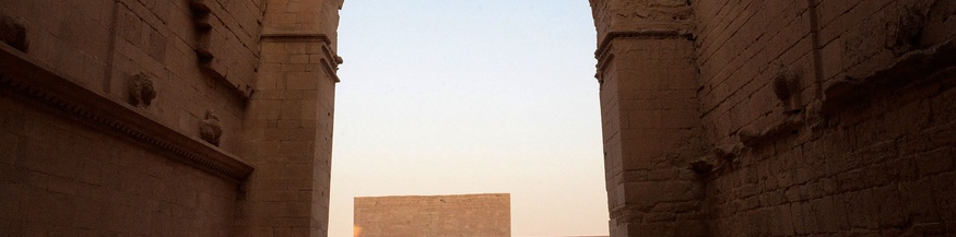 Touristen besuchen die antike Stadt Hatra, Irak