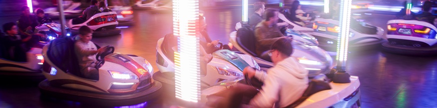 Jugendliche beim Autodrome-Fahren im Prater