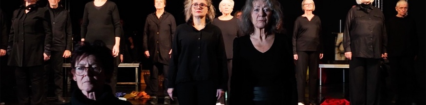 Die Theatergruppe "Die wilden Alten" auf der Bühne