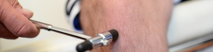 Kniereflex wird geprüft