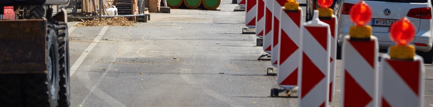 Baustelle mit Autos, Flötzersteig in Wien