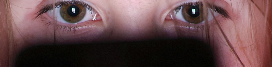 Jugendliche schaut auf einen kleinen Bildschirm