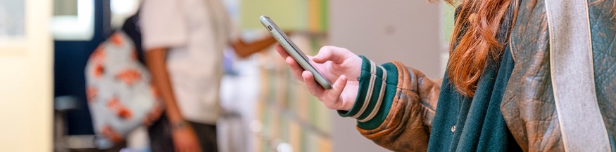 Jugendliche mit Smartphone