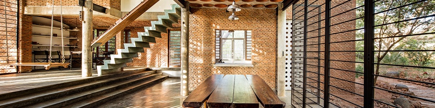 Eine Kassettendecke aus Terrakotta-Töpfen überspannt den Essbereich. Anupama Kundoo: Wall House, Auroville, 2000