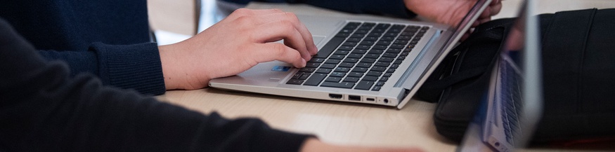 Schülerinnen mit Laptop