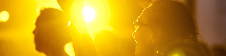 Tanzende Menschen während eines Clubbings