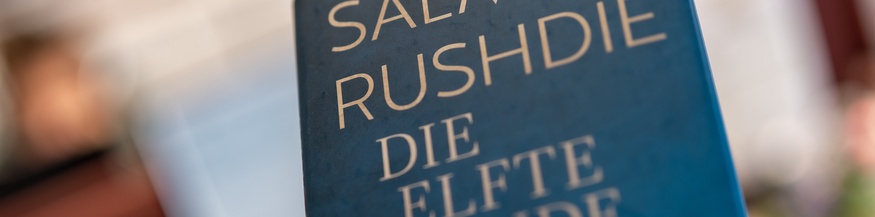 Buchumschlag eines Buches von Salman Rushdie "Die elfte Stunde", Ausschnitt