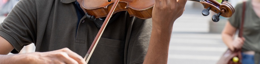 Straßenmusikant mit einer Geige spielt in Wien