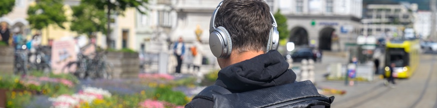 Mann mit Kopfhörern in Linz