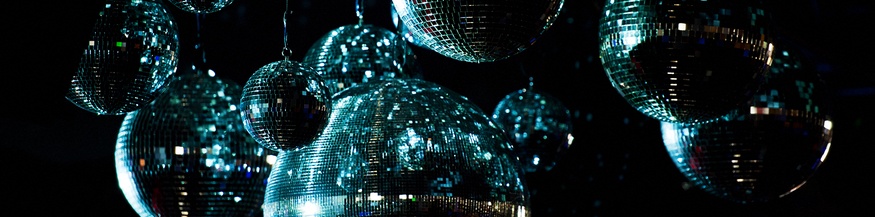 Discokugeln hängen von der Decke.
