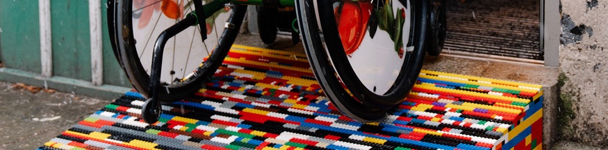 Rollstuhlfahrer auf einer Rampe aus Lego