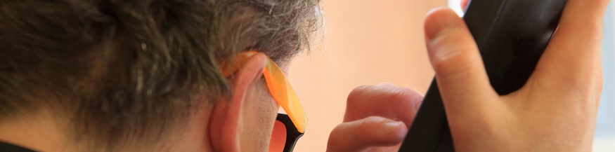 Mensch mit Sehbehinderung und Smartphone