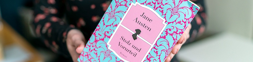 Julia Reuter hält Buch in Händen