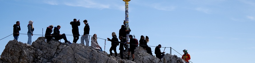 Zugspitze mit Bergsteigerinnen und Touristinnen