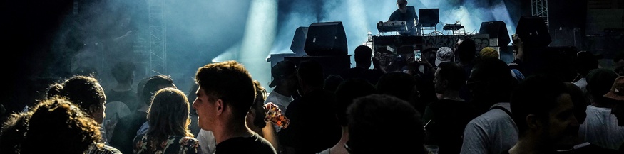 Ein DJ bei einem Festival für elektronische Musik.