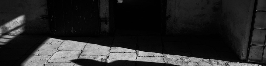 AFP/JOHN MACDOUGALL Schatten eins Mannes auf Kopfsteinpflaster