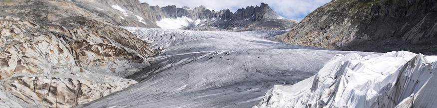 Schweizer Glätscher bedeckt mit Planen.