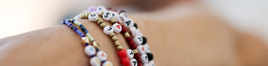 Mann mit Taylor-Swift-Freundschaftsbändern