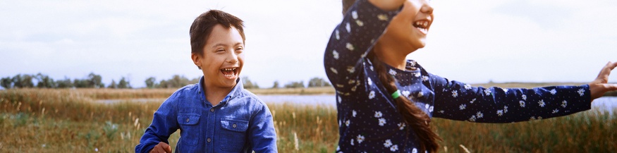 Lachende Kinder mit Trisomie 21