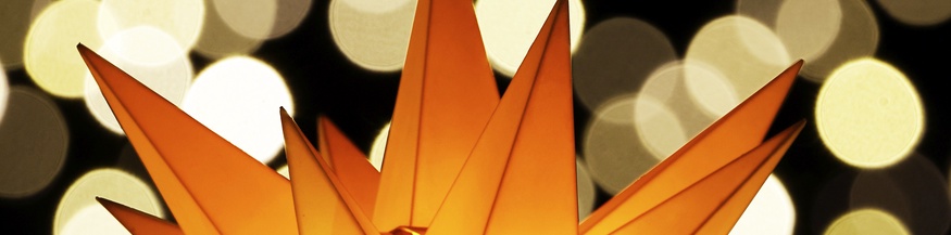 Beleuchteter Stern, Straßendekoration während der Weihnachtszeit