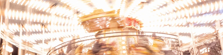 Wirbelndes Karussell auf dem Wiener Christkindlmarkt beim Wiener Rathaus