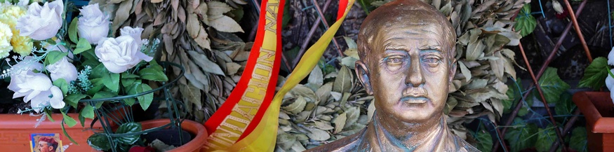 Franco-Büste vor Mausoleum